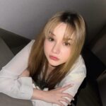 Samantha Melanie Coates Instagram – ติดเธอไม่ไหว~
ติดฝนอยู่ด้วยกันก่อนได้ไหม
ถ้าเธอรีบไป เอาร่มเราไปก่อนได้เลย🌂