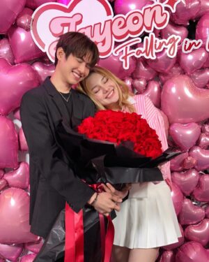 Samantha Melanie Coates Instagram - #JayeonXSailubPon 💗
งานเมื่อวานอบอวบไปด้วยมวลความรัก เลยแกล้งๆรักกับเพื่อนหน่อย รักกันปีละหนพอ รอเทศกาล😝