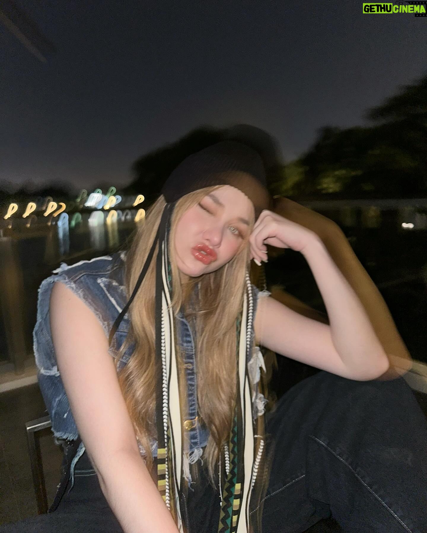 Samantha Melanie Coates Instagram - แค่มองตาฉัน and please don‘t walk away😵💫