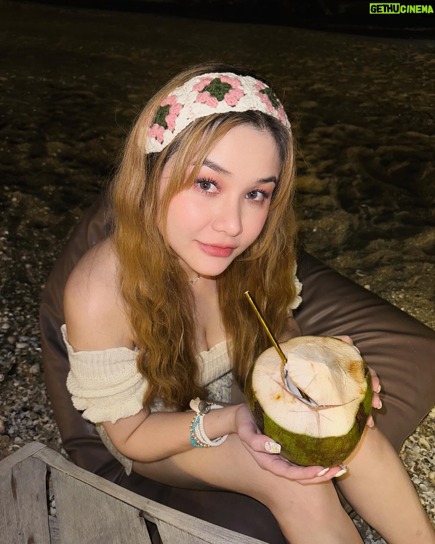 Samantha Melanie Coates Instagram - คิดถึงพี่ต๋อยตอน 8 p.m. 🌴