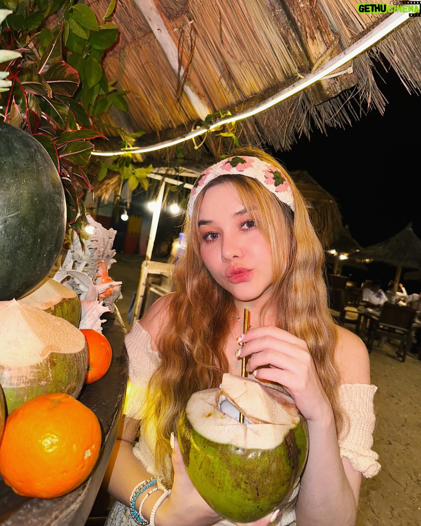 Samantha Melanie Coates Instagram - คิดถึงพี่ต๋อยตอน 8 p.m. 🌴