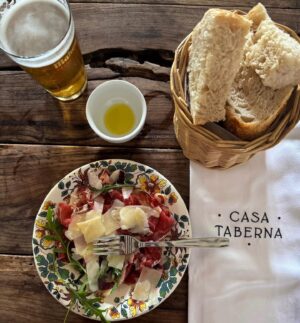 Samantha Vallejo-Nágera Instagram - ¿Quién da más? 
1.Jardineando 💐
2.Aperitivo en @casataberna 🍽️
3.Todos bailando y @rochilaffon pisando la caca de su perro
4. Boda en el pinar de @dehesavalbueno 
5. #casateconmigo 💍
6. Tarta perfecta de la hermana de @annaicklocqueneux 
7. Lleno de bebés 🐄 
8. Carlos concursante de #masterchef1 haciendo prácticas en @casataberna 👨🏻‍🍳 
9. Mi pasta preferida 🍝 
10. Roscón y su capa favorita ❤️