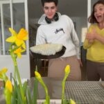 Samantha Vallejo-Nágera Instagram - Este Mardi Gras para los más golosos os traigo esta receta tan divertida para hacer con la familia: - 125gr de maizena - 2 huevos - 250ml de leche - 50gr mantequilla derretida - 5gr de azúcar - 1 pizca de sal - 1 cucharadita de mantequilla para untar sartén Calentar y a disfrutar 🥳