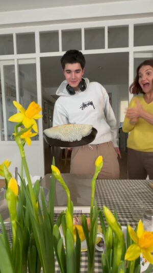 Samantha Vallejo-Nágera Instagram - Este Mardi Gras para los más golosos os traigo esta receta tan divertida para hacer con la familia:

- 125gr de maizena
- 2 huevos
- 250ml de leche
- 50gr mantequilla derretida 
- 5gr de azúcar 
- 1 pizca de sal
- 1 cucharadita de mantequilla para untar sartén

Calentar y a disfrutar 🥳