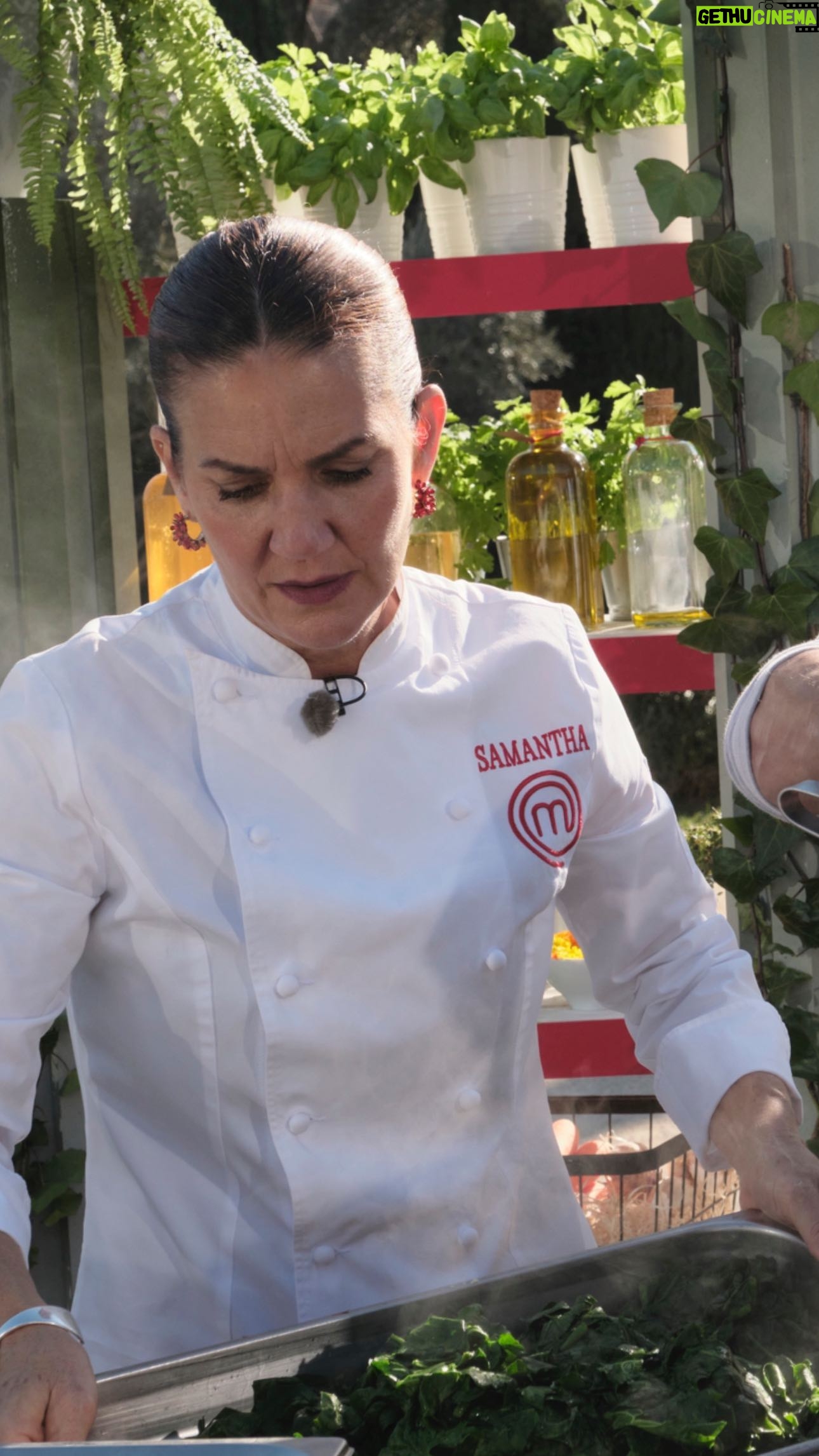 Samantha Vallejo-Nágera Instagram - Hoy os traigo el nuevo behind the scenes del último programa de @masterchef_es nos lo pasamos de lujo junto a @lolesleona @pepacocinera @laterremotodealcorcon y @loretomcj10 y sobretodo un cariñoso homenaje a las víctimas del 11M. Nos vemos el martes que viene 👋🏼 Estilismo: Traje de chaqueta @pedrodelhierro_official Zapatos @zara Pendientes @lolitamctisell Jersey @uniqloeurope Abrigo @maxmara Botas @sendra_boots Kimono @hossintropiaofficial Pendiente @dosprimeras Sandalias @ponsquintana