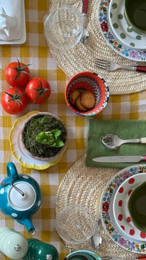 Samantha Vallejo-Nágera Instagram - A partir de hoy una mesa al mes🍽️
#mesamantha #sabreparis #rowenta #casasamantha