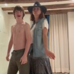 Samantha Vallejo-Nágera Instagram - Llego del catering de una fiesta cow boy y me lo encuentro así, bailando y mirándose al espejo…su plan favorito #rosconforpresident