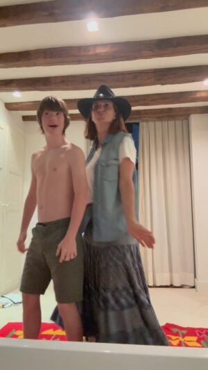 Samantha Vallejo-Nágera Instagram - Llego del catering de una fiesta cow boy y me lo encuentro así, bailando y mirándose al espejo…su plan favorito
#rosconforpresident