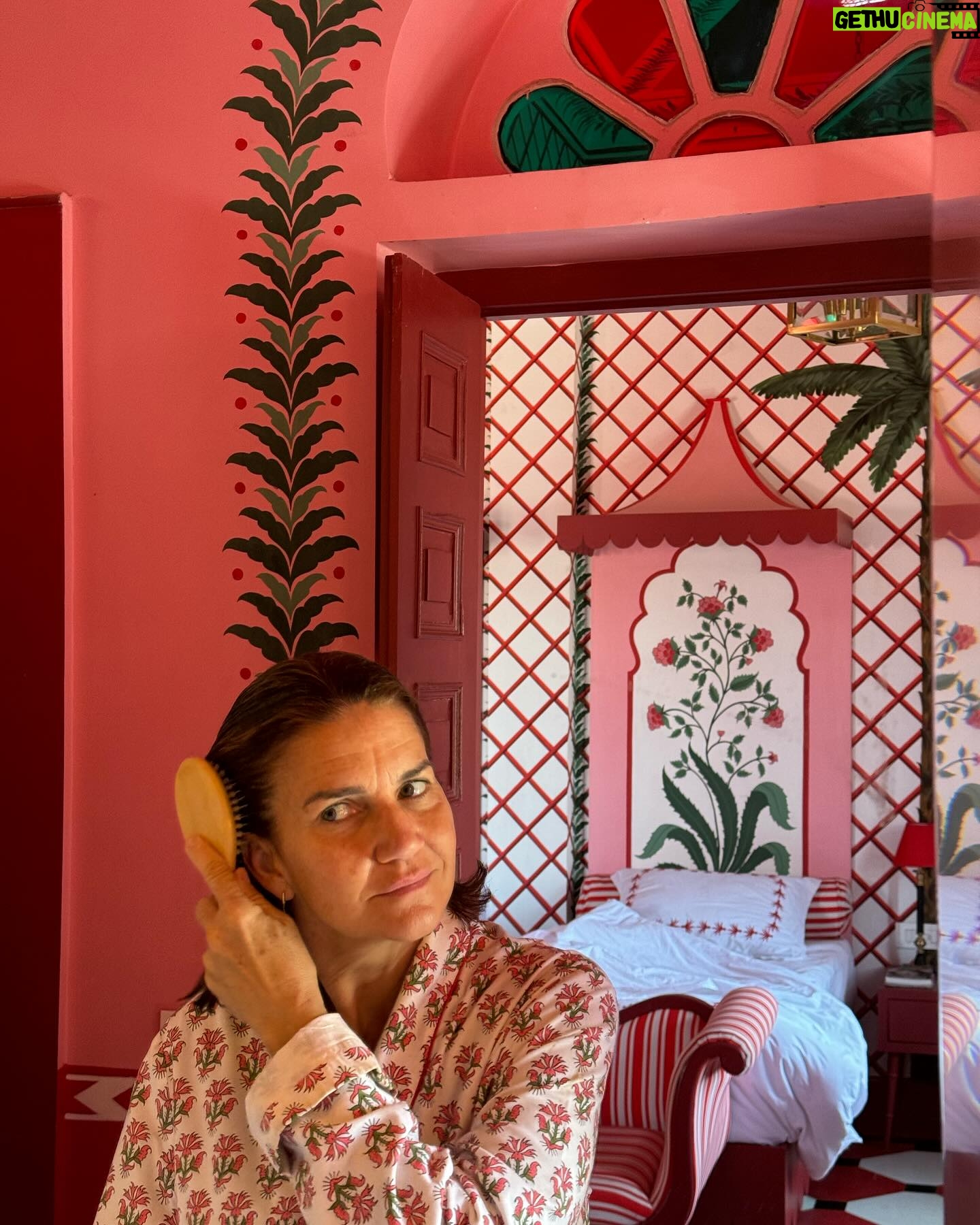 Samantha Vallejo-Nágera Instagram - Soñaba con conocer @villa.palladio.jaipur 🐓🦚❤️🐄👳🏽♀️🇭🇺