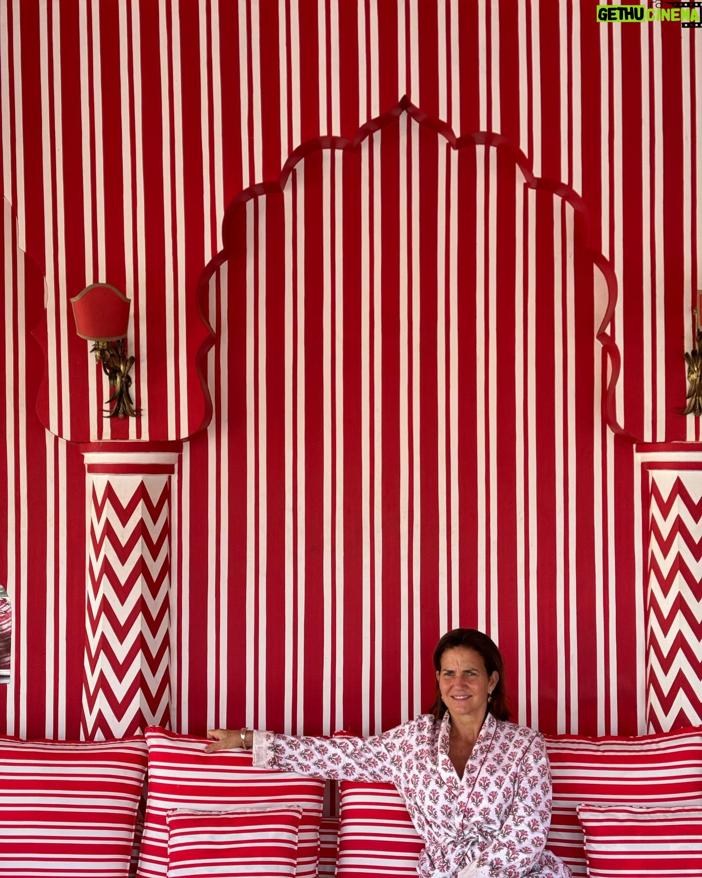 Samantha Vallejo-Nágera Instagram - Soñaba con conocer @villa.palladio.jaipur 🐓🦚❤️🐄👳🏽♀️🇭🇺