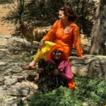 Samantha Vallejo-Nágera Instagram – Jaipur día 2:
1-Casa tajberna
2-We💚tuctuc
3-Siempre con @ceciliabayonasfoto
4-Las mujeres del color
5-Sonido de Jaipur
6-Saliendo del banco
7-Selfie con el peluquero
8-Palak paneer
9-Telares en la calle
10-100% local