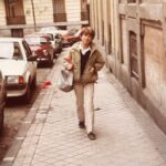 Samantha Vallejo-Nágera Instagram – Mi hermano pequeño @colatenicolas cumple años hoy.
Además está noche vuelve a la tele en @bailacomopuedas_tve (estreno hoy 22:45h)
Aquí publico una foto suya volviendo del cole que encontramos en un álbum y que me encanta