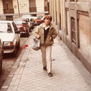 Samantha Vallejo-Nágera Instagram - Mi hermano pequeño @colatenicolas cumple años hoy.
Además está noche vuelve a la tele en @bailacomopuedas_tve (estreno hoy 22:45h)
Aquí publico una foto suya volviendo del cole que encontramos en un álbum y que me encanta