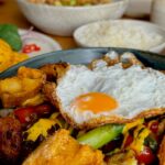 Samantha Vallejo-Nágera Instagram – Anticuchos, sanguchón, lomo saltado, pollito a la brasa… ¡Planazo! Un trozo de 🇵🇪Peru @llamainnmadrid