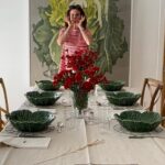 Samantha Vallejo-Nágera Instagram – 🌼🌸🍃 Como me encanta la primavera 🍃🌸🌼
Un mantel bordado a mano en Marsella🇫🇷, claveles mini que le dan el toque de color y una vajilla de lechuga que pega con mi cuadro preferido de casa 🥬🍽️
#gift