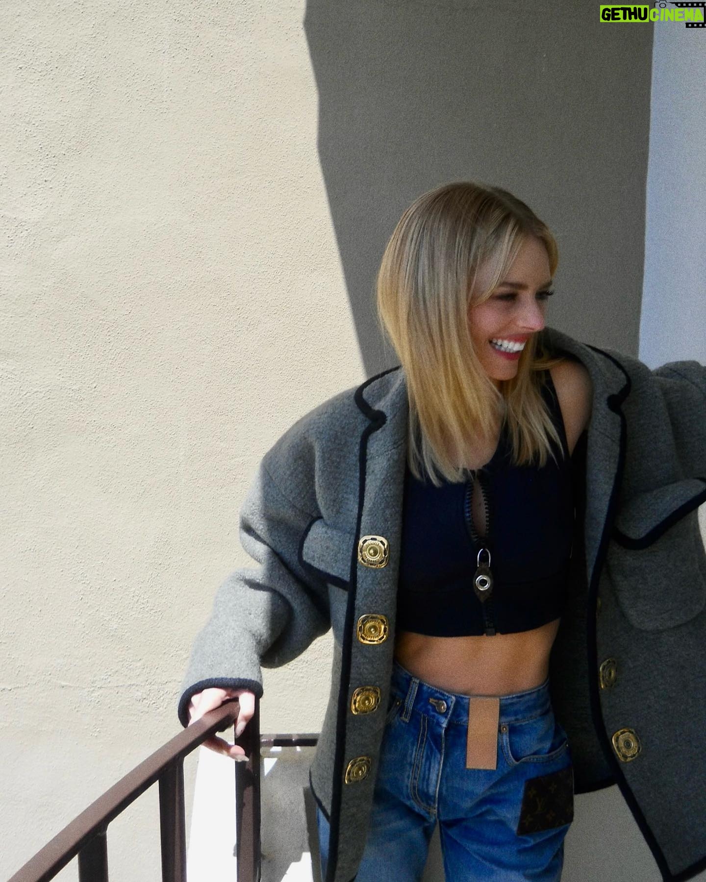 Samara Weaving Instagram - 🎻 @chevaliermovie press day #2 🎻 Make Up @allanface Hair @gregoryrussellhair Wardrobe @louisvuitton @nicolasghesquiere @joeycantu @magpiejd Styling @dorso