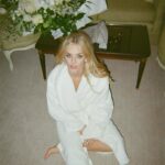 Samara Weaving Instagram - Chicken nuggets s’il vous plaît.