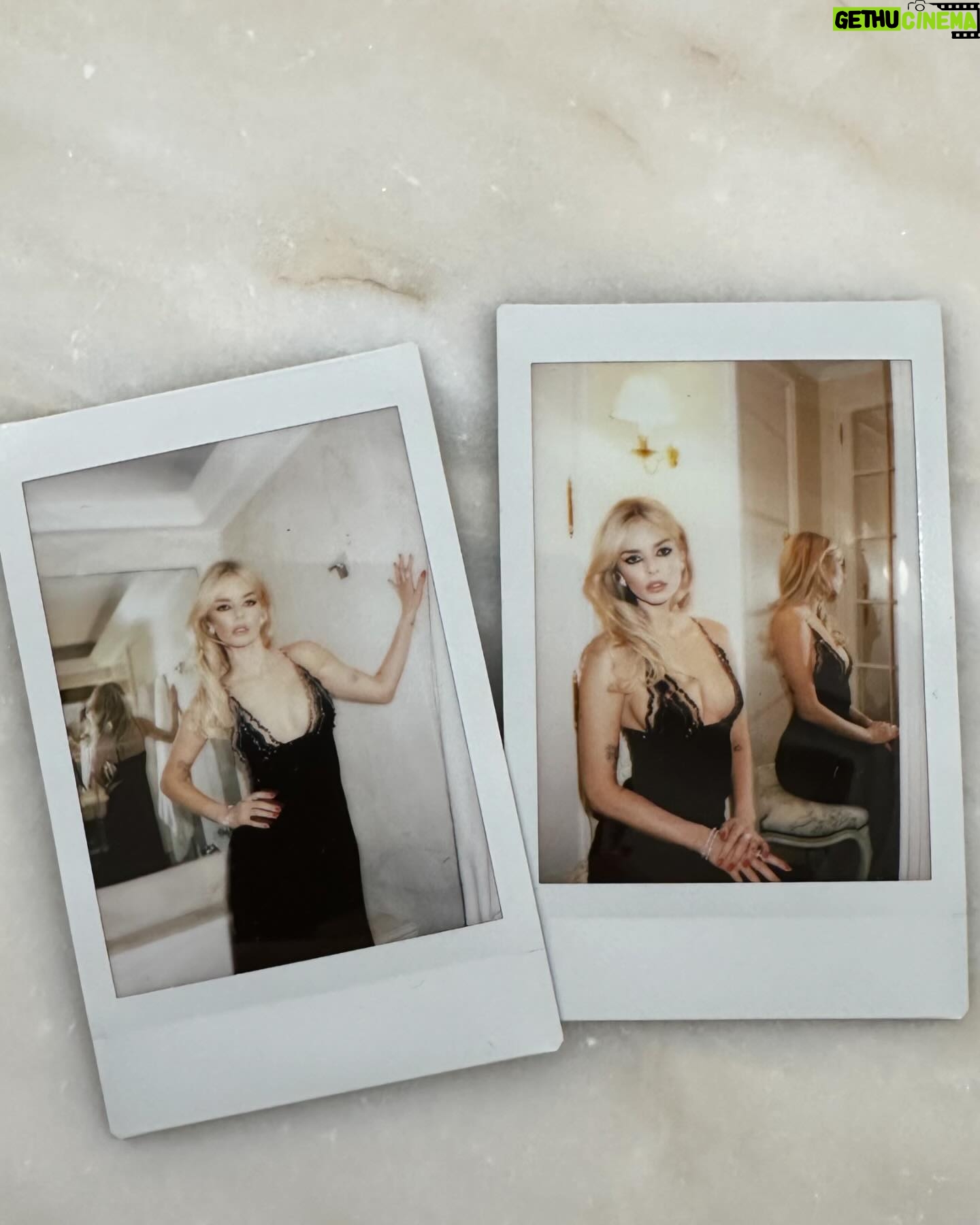 Samara Weaving Instagram - Chicken nuggets s’il vous plaît.
