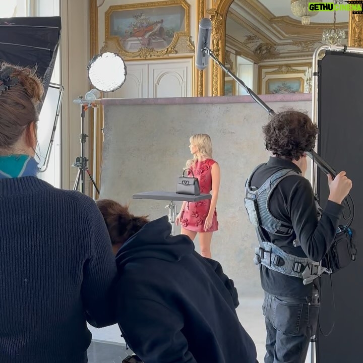 Samara Weaving Instagram - new campaign for @maisonvalentino 💃🏼 director: @cgaimari hair: @issacvpoleon makeup: @benjaminpuckey #VALENTINOGARAVANI #VSLING