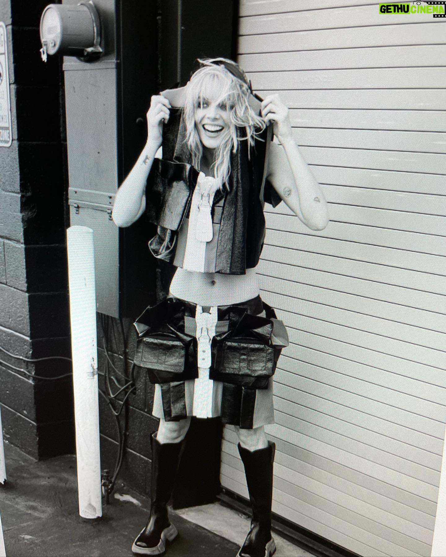 Samara Weaving Instagram - Sunday dump 💩