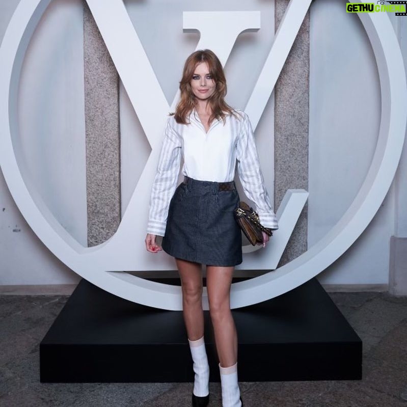 Samara Weaving Instagram - Ciao! Sexy Italian summer nights with @louisvuitton 🤌🏼 Grazie mille to @nicolasghesquiere for having me @joeycantu and @magpiejd ❤️❤️ Styled by @dorso Hair by @mararozak Hair colour by @colorbymattrez Makeup by @shaynagold Nails by @gorejessnails