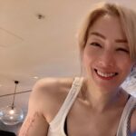 Sammi Cheng Instagram - ❤️❤️❤️❤️ 大意的，mi， 在其中一個po, 手快快兼老花，本來想將自己形容為「高齡婦人」，但誤打成「高齡產婦」。😅 親愛的歌迷們，不用疑問了。😂 Mi冇秘密生B. 生肌肉就有, 你睇我手瓜仔起輾。😆💪🏻 #純粹打錯字 #係時候換一副新的老花眼鏡😁