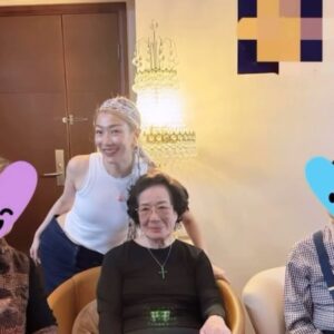 Sammi Cheng Instagram - ❤️❤️❤️❤️
母親在「母親節」能夠跟一直住在印尼的弟弟和弟婦重聚，她非常高興和期待。（mi稱呼他們為三舅父和三舅母，表弟也在呢！☺️）

在一月份，mi本已經為老媽子打點好機票給她去印加達和棉蘭，她預備在印尼住上一個月，跟所有弟妹相聚久一點，可是一個肺病急病使老媽子必須緊急住院。行程全部取消。 
（ 實在是人算不如天算，萬事俱備又如何， 人何其渺少啊！）

今天的重聚，不就是最美的安排嗎？
媽媽在這個母親節圓夢了。
高興到眼眶一直紅紅。🥹
#很有意義的一個母親節