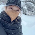 Sammi Cheng Instagram - ♥️♥️♥️ #九天遊最終變了一天遊 #二世古之旅 一月初，身體復原佳，於是四年沒去過旅行的mi, 決定成行去二世古，然後才開始2024年的工作。（p.s. 去年亦因為身體未痊愈，當中亦取消了英國之行和韓國之行喔！） 誰知當晚抵達不久，便收到姊姊電話，告之媽媽的身體狀況有問題， 肺部急性疾病，須入院治療….. 於是mi就跟姊姊們展開不間斷的WhatsApp….　 到了第二天，心情仍然忐忑，想到世事無常，mi決定了結行程，訂機票回港。 於是，九天之旅變成了「一天之旅」。 一天就一天吧，既然擔心也沒用，mi提醒自己就儘量放鬆心情跟團友們愉快地渡過唯一的一天。😊 #留一點遺憾下一次重臨會更期待 #沒有預告的人生 #上帝早已預備並引導著道路 #老媽子現在復原了 #相信家中有老人家的人都會明白這份心情 #無奈留下團員三人在二世古 #感激同行團員的體諒 @aiglehongkong @aigle