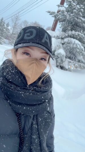 Sammi Cheng Instagram - ♥️♥️♥️
#九天遊最終變了一天遊
#二世古之旅
一月初，身體復原佳，於是四年沒去過旅行的mi, 決定成行去二世古，然後才開始2024年的工作。（p.s. 去年亦因為身體未痊愈，當中亦取消了英國之行和韓國之行喔！）

誰知當晚抵達不久，便收到姊姊電話，告之媽媽的身體狀況有問題， 肺部急性疾病，須入院治療…..
於是mi就跟姊姊們展開不間斷的WhatsApp….　
到了第二天，心情仍然忐忑，想到世事無常，mi決定了結行程，訂機票回港。
於是，九天之旅變成了「一天之旅」。
一天就一天吧，既然擔心也沒用，mi提醒自己就儘量放鬆心情跟團友們愉快地渡過唯一的一天。😊
#留一點遺憾下一次重臨會更期待
#沒有預告的人生
#上帝早已預備並引導著道路 
#老媽子現在復原了
#相信家中有老人家的人都會明白這份心情
#無奈留下團員三人在二世古
#感激同行團員的體諒
@aiglehongkong  @aigle