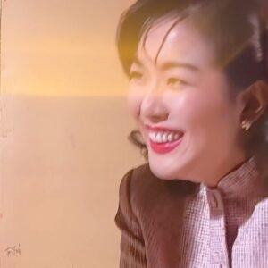 Sammi Cheng Instagram - ♥️♥️♥️♥️
演藝圈工作走過的每一步，
都是人生的每一個階段。
每一步，每一個機會，都重要。以前又拍電視劇，又做音樂主持，又上節目扮鬼扮馬……
每一步，都值得。😊
唔知有冇人凌晨十二時睇「大頭綠衣鬥殭屍」呢？😁
mi自己尋晚睇咗，笑爆嘴。😆
這個「豬大腸」髮型好鬆化，彈吓彈吓。應該出現響演唱會。😆
#回想以前拍這部電視劇非常開心每個演員相處都好融洽好像一家人😁
#在演藝圈一步一腳印