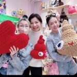 Sammi Cheng Instagram - ♥️ 織嘢是一種很令人放鬆的嗜好。 雖然Mi唔識。😅 這小天地可聚合志同道合喜愛織東西的人，so nice. 加油喔！加油喔！😁♥️ #銅鑼灣東角 2/F shop 238-241