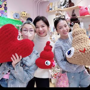 Sammi Cheng Instagram - ♥️
織嘢是一種很令人放鬆的嗜好。
雖然Mi唔識。😅
這小天地可聚合志同道合喜愛織東西的人，so nice. 
加油喔！加油喔！😁♥️
#銅鑼灣東角 2/F shop 238-241