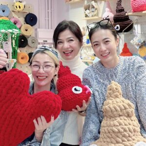 Sammi Cheng Instagram - ♥️
織嘢是一種很令人放鬆的嗜好。
雖然Mi唔識。😅
這小天地可聚合志同道合喜愛織東西的人，so nice. 
加油喔！加油喔！😁♥️
#銅鑼灣東角 2/F shop 238-241