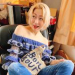 Sammi Cheng Instagram - ❤️❤️❤️ 今天在studio工作。踏入四月，要完成的工作很多喔。 不用上鏡時，都喜歡穿得美美的，貪靚喔。 #希望能量源源不絕 @madamru