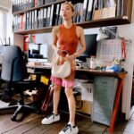 Sammi Cheng Instagram - ❤️❤️❤️ 想到非常年輕時，曾在爸爸開設的玩具廠做過文職，不過時間非常短。 唔適合，粗枝大𦳑的個性，完全不適合文職工作。😅 不過，那時每天跟爸爸一起上班下班，而爸爸已在天家，也是一份獨特的回憶。👴🏻👩‍🦰 然後mi就當了歌手….. 從少艾到現在，仍在做著不同類型的音樂。 @pedroshoes_official @sandroparis