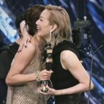 Sammi Cheng Instagram - 昨晚金像獎Mi既是輕鬆也是緊張。 輕鬆是因為今屆不在賽事裏面，緊張是因為需要頒獎。最怕記不住稿，又怕那對七十吋高踭鞋仆親。😂😅 膽小的Mi唯有用笑容替自己壯膽。 心仔一直卜卜跳，兩條腿都驚到震吓震吓。😂 這張照片有種薪火相傳的意味。 但努力卻是不分新舊的。不進則退。 Mi昨晚回到家中，望着自己的金像獎獎狀，心頭一暖， 摸一摸， 記得去年我在台上說過：「夢想，是留給每一個堅持下來的人」 ☺️ #在台上緊張到兩條腿在皮裙裏面震吓震吓😂 hairculture