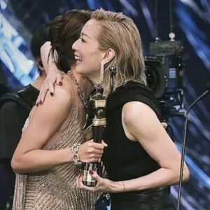 Sammi Cheng Instagram - 昨晚金像獎Mi既是輕鬆也是緊張。
輕鬆是因為今屆不在賽事裏面，緊張是因為需要頒獎。最怕記不住稿，又怕那對七十吋高踭鞋仆親。😂😅 膽小的Mi唯有用笑容替自己壯膽。 心仔一直卜卜跳，兩條腿都驚到震吓震吓。😂
這張照片有種薪火相傳的意味。 但努力卻是不分新舊的。不進則退。
Mi昨晚回到家中，望着自己的金像獎獎狀，心頭一暖， 摸一摸， 記得去年我在台上說過：「夢想，是留給每一個堅持下來的人」 ☺️
#在台上緊張到兩條腿在皮裙裏面震吓震吓😂 hairculture