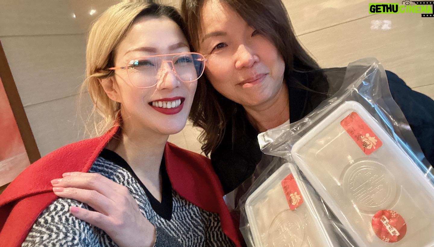 Sammi Cheng Instagram - ♥️♥️♥️ Jodi( 吳少芳)雖然已回天家,但她的愛一直在我心間,mi跟她的妹妹Kube成了朋友,仍保持聯繫,一憶起jodi, 我們都心中有愛,有共同回憶。有著感觸的淚水。 這些年來,妹妹Kube 都沿用jodi留下的配方,炮製獨一無二的點糕(當然有蘿蔔糕😄)給Mi。 謝謝你,Kube. 🥰 (p.s. Jodi 生前的味覺判斷非常犀利的,做的獨門花椒辣椒油,好味到不得了,mi家中剩下一瓶,但我捨不得吃掉,一直留在雪櫃中作為紀念) 我跟Kube一邊聊,一邊回憶已在天家的少芳。 溫暖滋味在心頭。 True Love never die. Jodi, Mi永遠記得你如何為生命而一直奮鬥,不放棄。☺️ #盼我們在天家再見