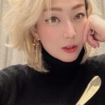 Sammi Cheng Instagram - 🖤🖤🖤🖤 #自己化妝 #自己化個淡妝見好姊妹 #跟好姊妹飯聚🥰