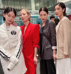Sammi Cheng Instagram - 🤍❤️🖤🧡
我們四個異口同聲都話要留影☺️😄
Three two one ….📸
#相請不如偶遇系列 
@jenniferyuuu  @fish331  @angela.yuen