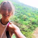 Sammi Cheng Instagram - ❤️❤️❤️❤️ 跳舞老師今天不適，額外有一天。(祝痊愈❤️） 本想行一條勁斜的山路練心肺，但怕會半路落雨，於是決定轉戰會所，跑步45分鐘。 （p.s. 照片攝於會所窗邊） 以前年輕時會不顧一切，落雨就落雨，淋濕就淋濕，危險就危險，話之佢。 但是現在年紀大了，確會會多考慮健康前題以及安全性。 以前很瘋狂也很好勝好強，接近十年每天實跑8 公里，真不知哪裡來的耐性和體力。日日咁跑法，悶到悶死。😜😮‍💨 #階段性的轉變 #人貴自知自省自重