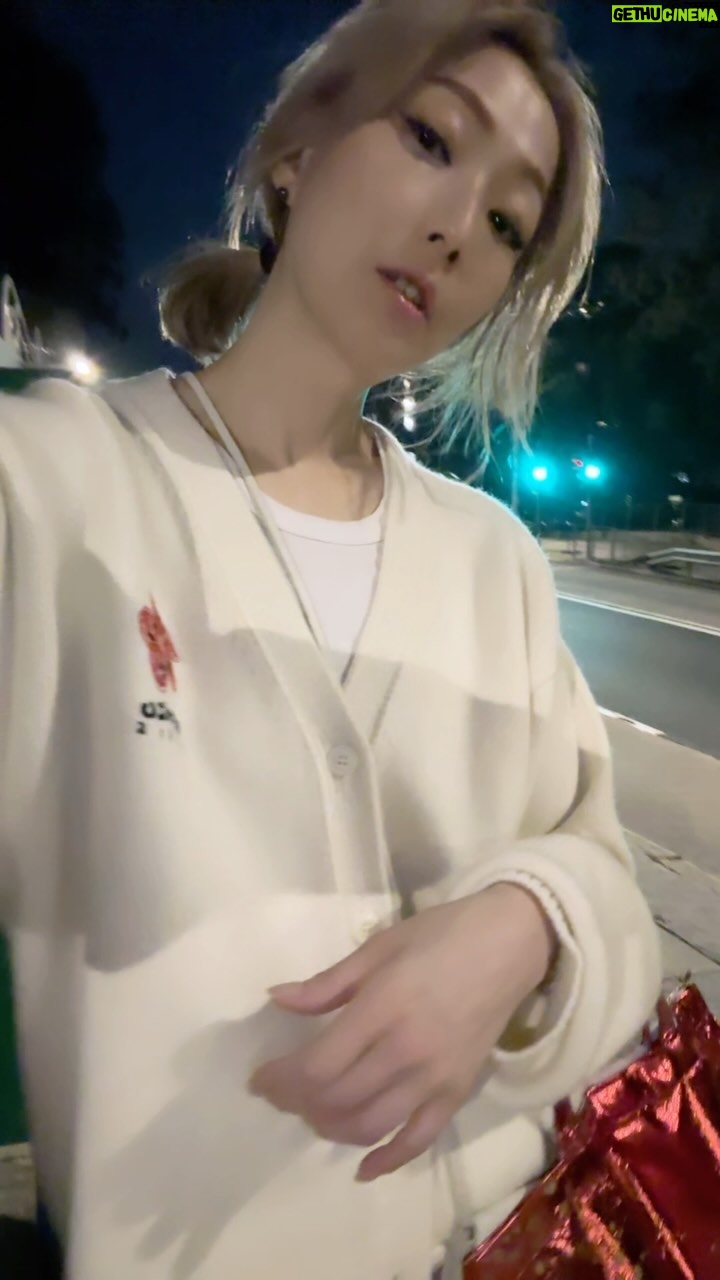 Sammi Cheng Instagram - 無人街頭。 不孤單,心中想著一堆事情。 @kenzo #kenzohk