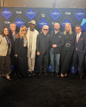 Samuel L. Jackson Instagram - Celebrating 3️⃣0️⃣ YEARS of PULP FICTION with @umathurman, @johntravolta, Harvey Keitel, @rosannaarquette and lots of our cast and crew 👊🏾👊🏾 We missed QUENTIN but loved watching it on the big screen again!! 🎥 Thanks to @tcm Film Festival for hosting us on opening night 💯 #TCMFF #JulesWinnfield #PulpFiction