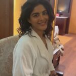 Samyuktha Instagram – From getting glam to meeting the fam: Living the reel life one fabulous moment at a time! 💄👋 🫶🏻#GlamAndGreetings 

Makeup @sadhnasingh1 
Hair @makeuphairbyrahul 
Asst @krishnavasu4242 
Styling @jukalker
Outfit @varunnidhika
Jewellery @tritiyaa.jewellery
Managed by @theblinders.in