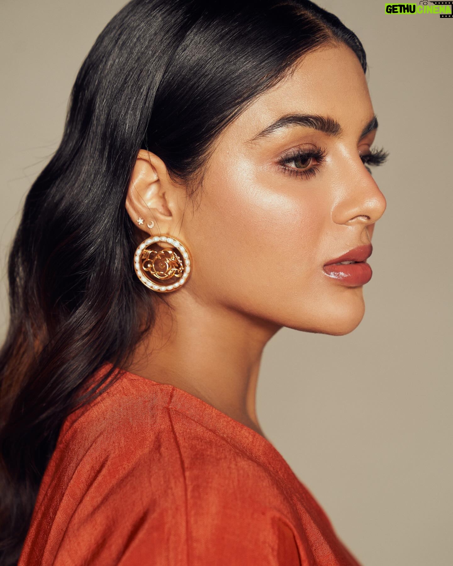 Samyuktha Instagram - Bold splash of orange to own the spotlight! 💥 #SlayingInStyle Outfit: @store.niam Jewellery : @suhanipittie Styling: @sandhya__sabbavarapu Makeup: @sadhnasingh1 Hair : @koduruamarnath Photography: @ishan.n.giri Managed by: @theblinders.in