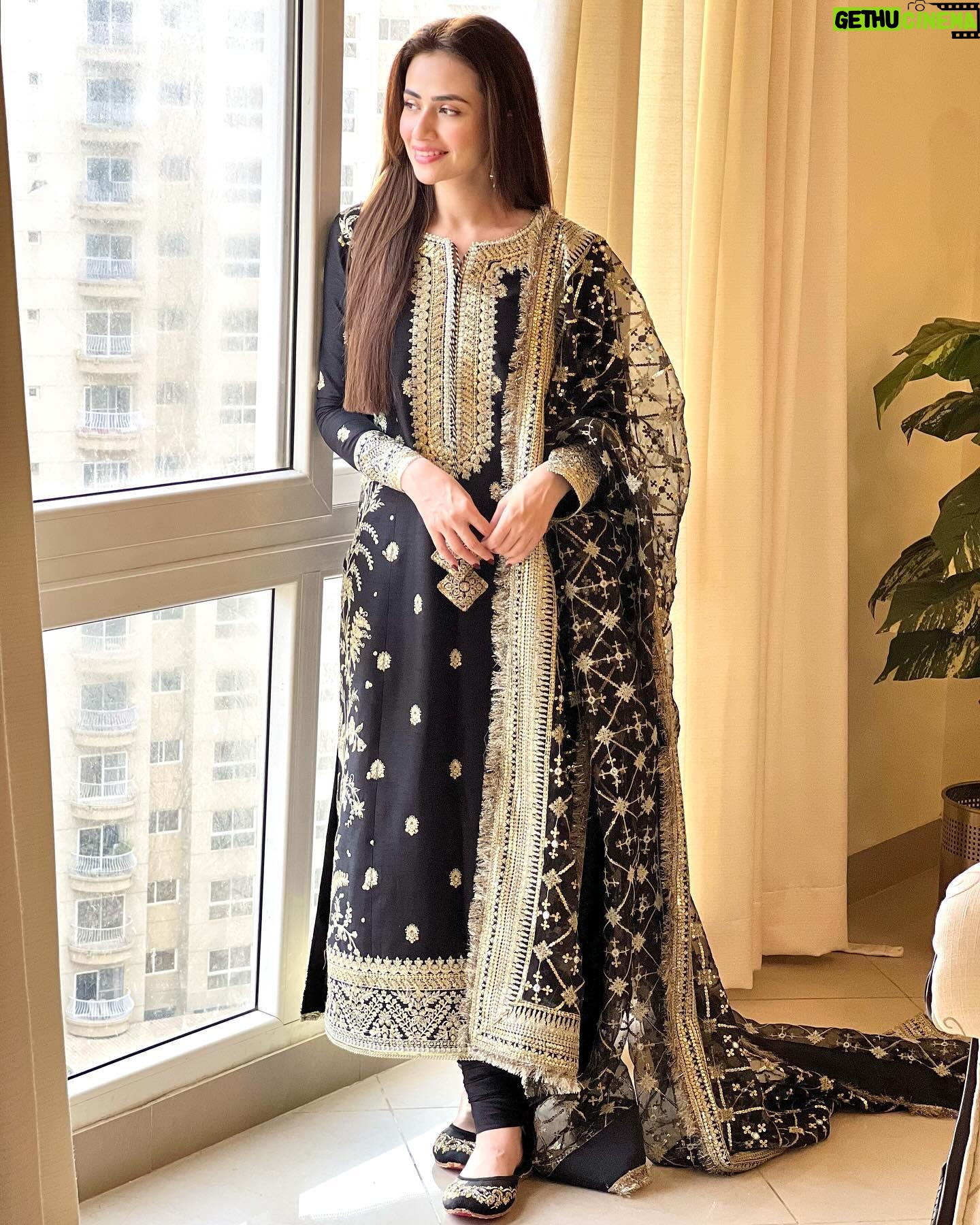 Sana Javed Instagram - Eid in @kanwalmalik.official ❤️ Footwear : @dazzlebysarah 💕