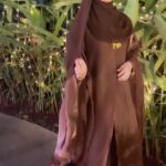Sana Khan Instagram - Behind every smiling face there is an untold story of sabr ♥️ Be the reason of love, happiness and support for everyone. Allah loves people who r always helpful for others in any way they can 🙌🏼 Abaya @hayabysanakhan Glasglow in Choco #sanakhan #anassaiyad #saiyadtariqjamil #hayabysanakhan #modest #alhamdulillah #smile #itssunnah