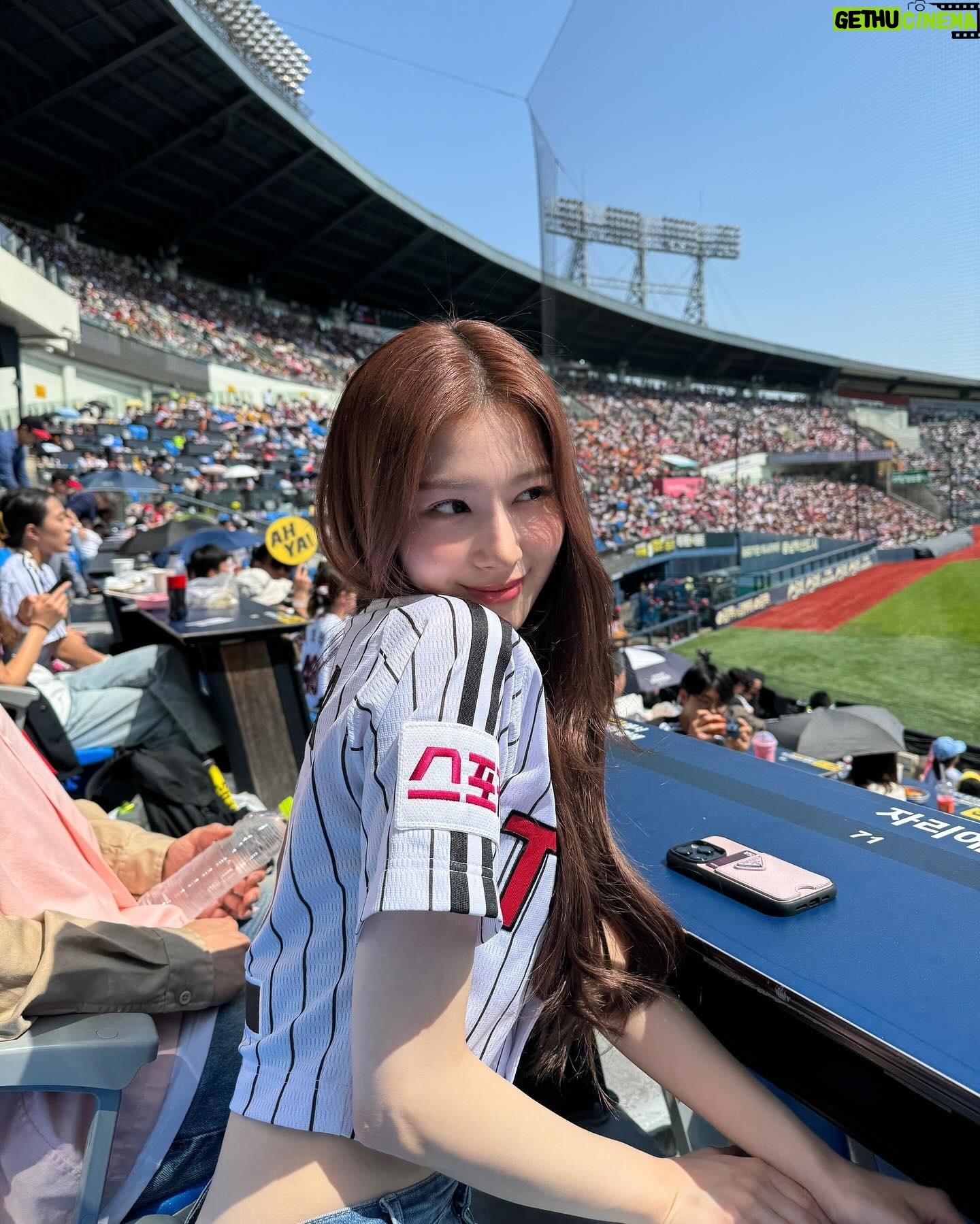 Sana Minatozaki Instagram - 첫 시구 날씨는 짱짱한 봄날이였다☀️ 그리고 승리까지🙌 기분까지 짱짱한 날🥴💛