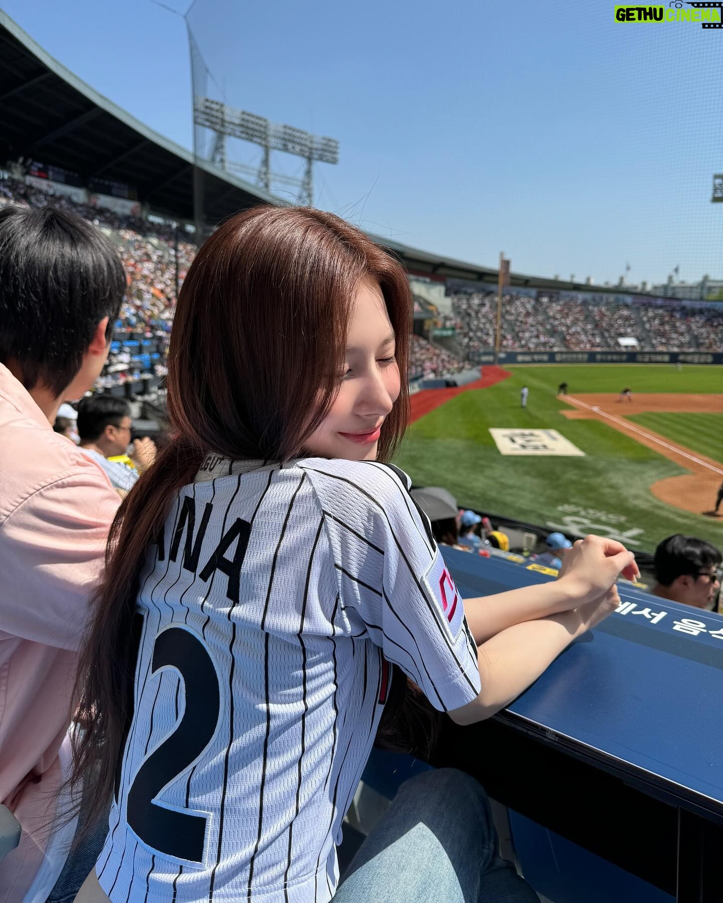 Sana Minatozaki Instagram - 첫 시구 날씨는 짱짱한 봄날이였다☀️ 그리고 승리까지🙌 기분까지 짱짱한 날🥴💛