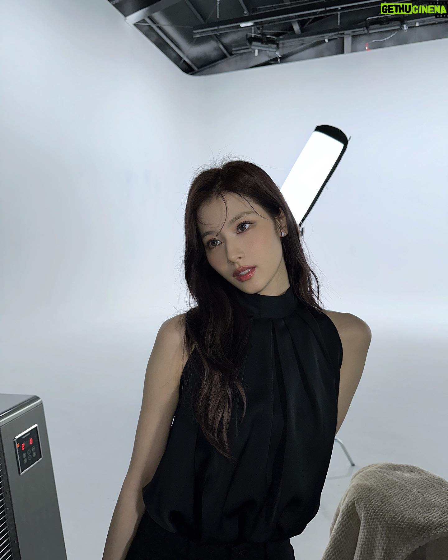 Sana Minatozaki Instagram - @yslbeauty 💄🩷🖤